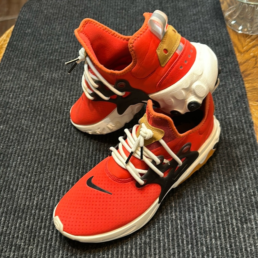 NIKE Tennis Shoes